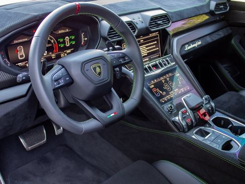 Used 2024 Lamborghini Urus Performante AWD/4WD image 11