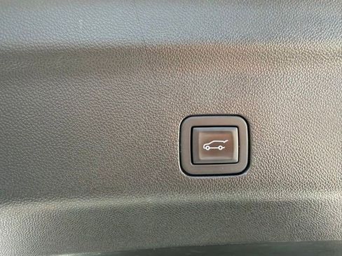 Used 2024 GMC Yukon XL SLT AWD/4WD image 12