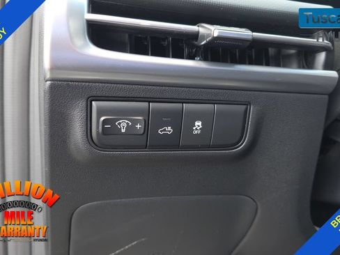 Used 2025 Hyundai Santa Cruz SE FWD image 14