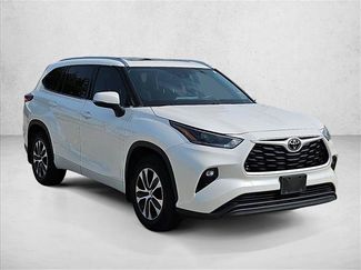 Used 2021 Toyota Highlander XLE FWD video 3