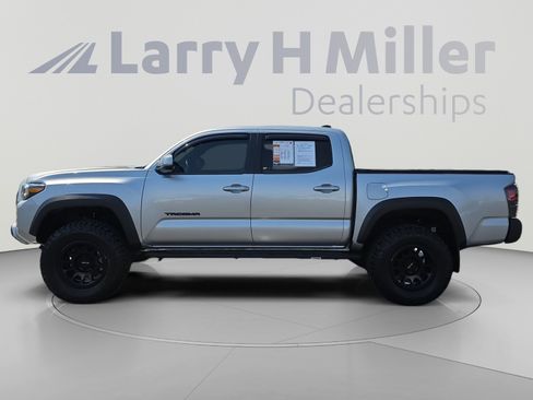 Used 2022 Toyota Tacoma TRD Off-Road w/ TRD Premium Off Road Package AWD/4WD image 2