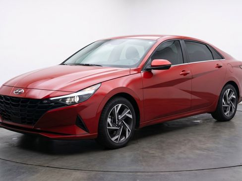Used 2025 Hyundai Elantra SEL FWD image 3