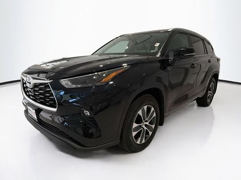 Certified 2026 Toyota Highlander XLE AWD/4WD image 3