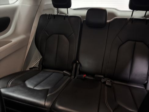 Used 2024 Chrysler Pacifica Touring-L FWD image 27
