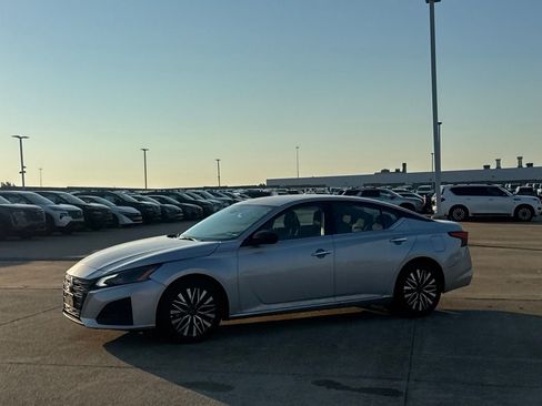 Certified 2025 Nissan Altima 2.5 SV FWD image 14