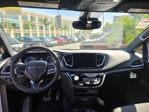 New 2026 Chrysler Pacifica Select image 25
