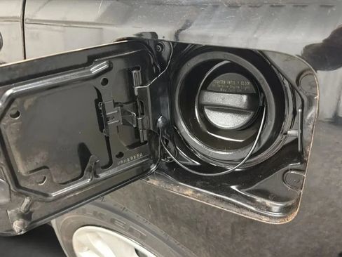 Used 2018 Nissan Versa S Plus FWD image 28