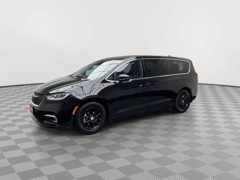 Used 2025 Chrysler Pacifica Select FWD image 34