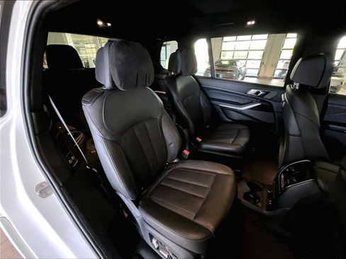 Used 2021 BMW X7 M50i w/ Executive Package image 32