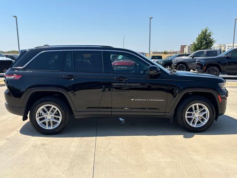 Used 2023 Jeep Grand Cherokee Laredo X AWD/4WD image 6