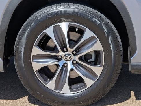 Used 2020 Toyota Highlander XLE FWD image 10