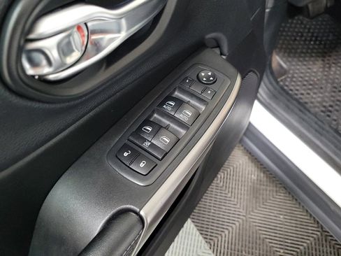 Used 2019 Jeep Cherokee Latitude Plus w/ Cold Weather Group image 27