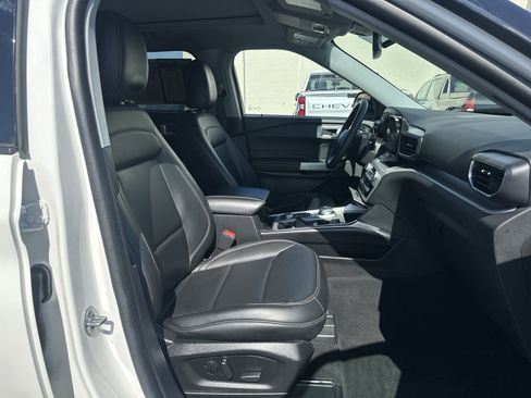 Used 2024 Ford Explorer XLT w/ Equipment Group 202A AWD/4WD image 22