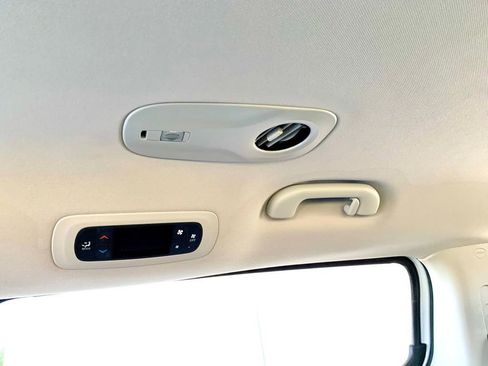 Used 2023 Chrysler Voyager LX FWD image 16