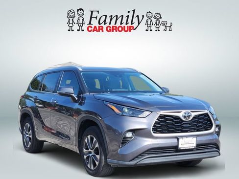 Used 2023 Toyota Highlander XLE FWD image 2
