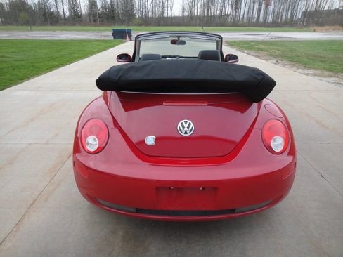 Used 2010 Volkswagen Beetle Final Edition FWD image 16