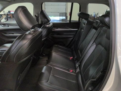 Used 2024 Jeep Grand Cherokee Limited w/ Black Appearance Package AWD/4WD image 13