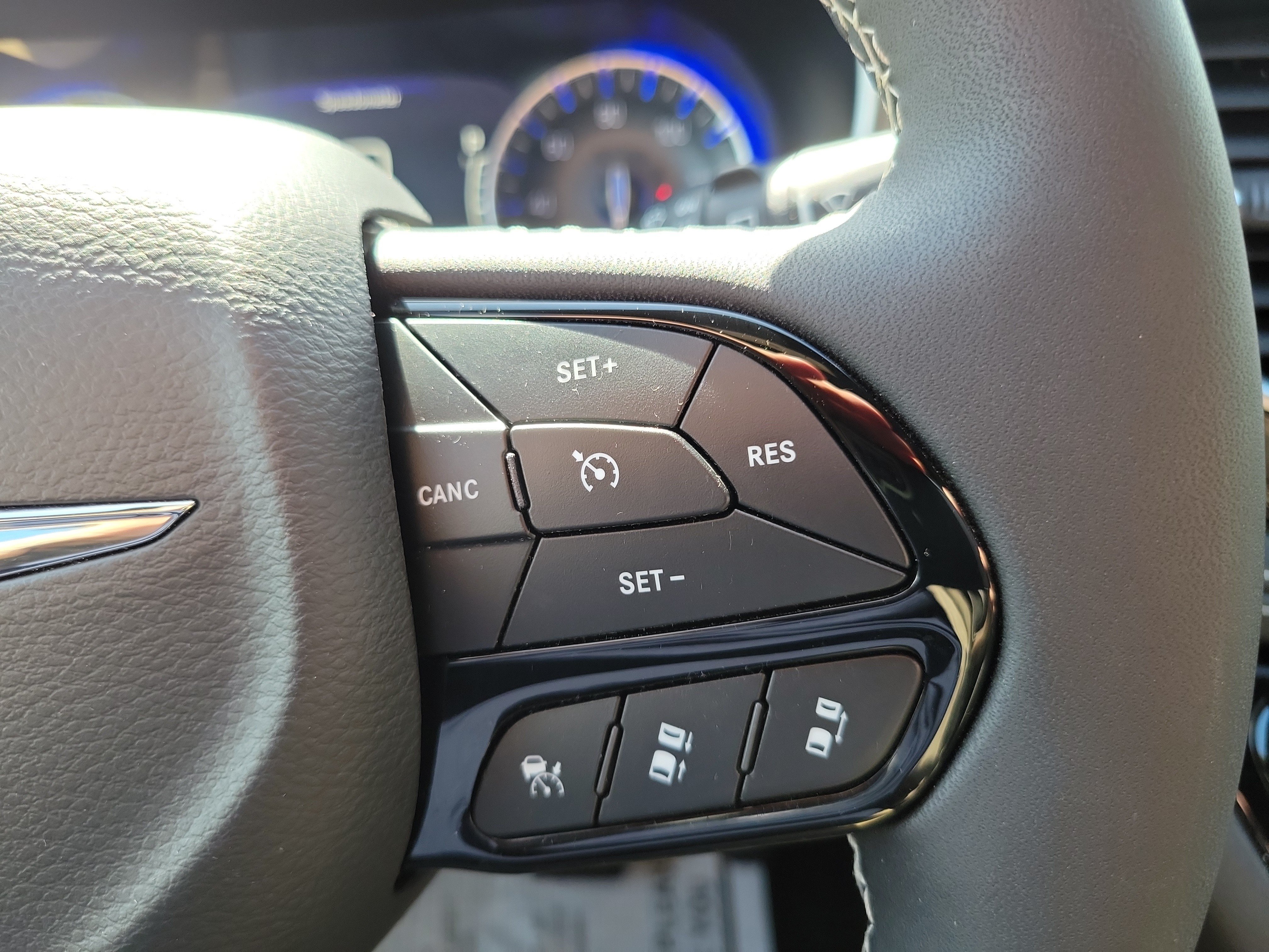 Used 2025 Chrysler Pacifica Limited FWD image 19