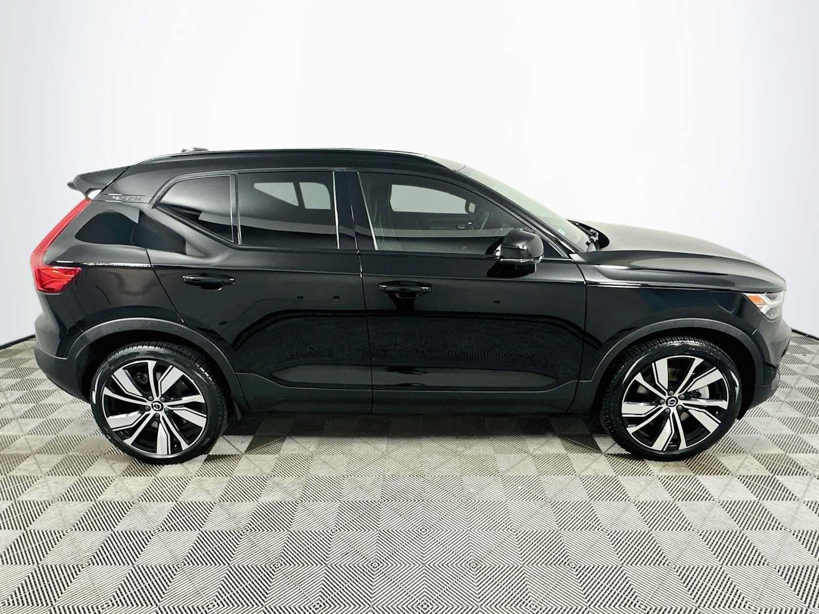 Used 2022 Volvo XC40 P8 Recharge Plus AWD/4WD image 8
