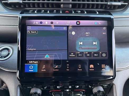 Used 2023 Jeep Grand Cherokee Overland w/ Adv Protech Group III AWD/4WD image 27