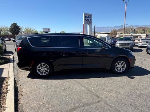 Used 2023 Chrysler Pacifica Touring-L image 4