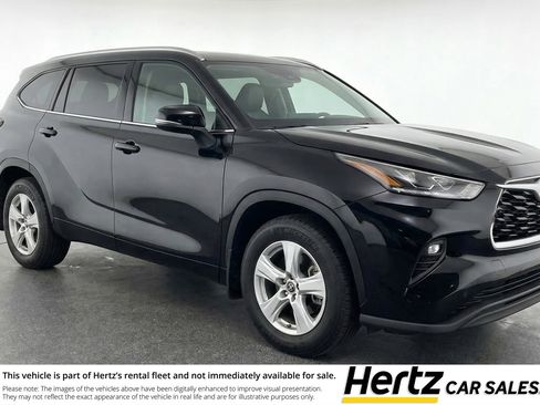 Used 2025 Toyota Highlander LE FWD image 1