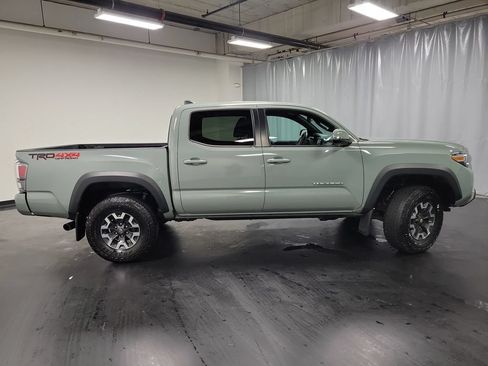 Used 2023 Toyota Tacoma TRD Off-Road w/ Technology Package AWD/4WD image 9
