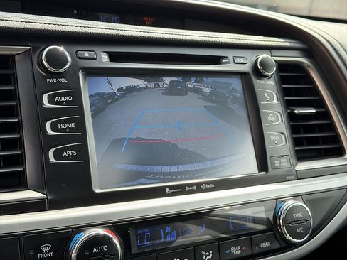 Used 2016 Toyota Highlander XLE w/ Preferred Accessory Package FWD image 13