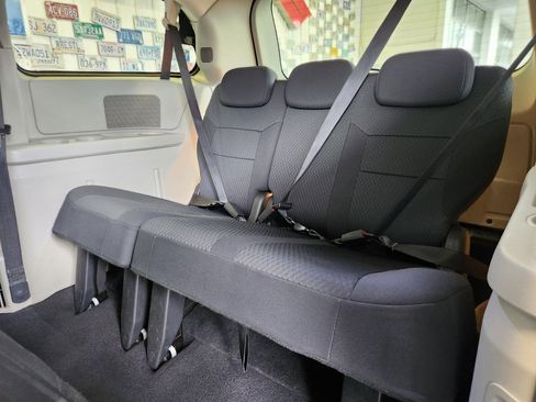 Used 2010 Dodge Grand Caravan SXT FWD image 8