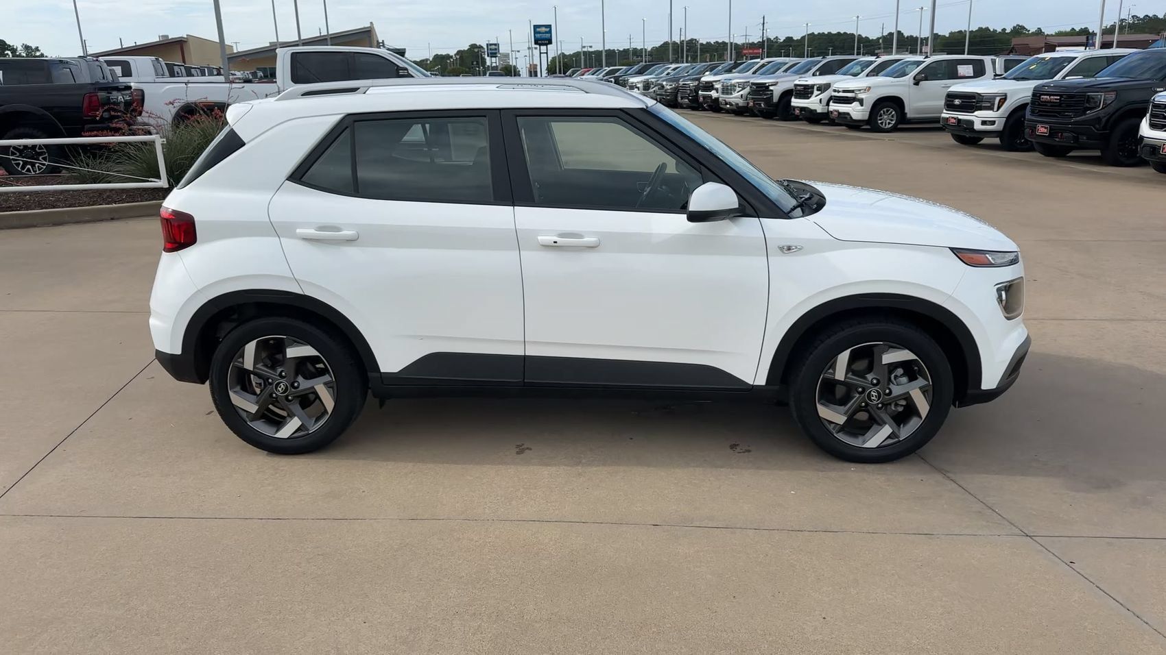 Used 2025 Hyundai Venue SEL FWD image 9