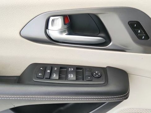 Used 2024 Chrysler Pacifica Touring-L FWD image 18