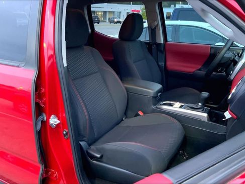 Used 2023 Toyota Tacoma SR5 w/ Technology Package image 9