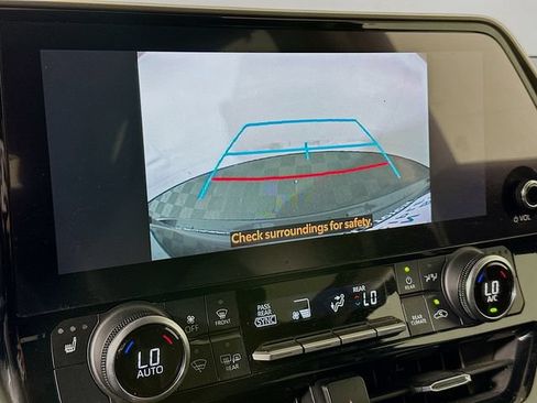 Used 2023 Toyota Highlander XLE FWD image 17
