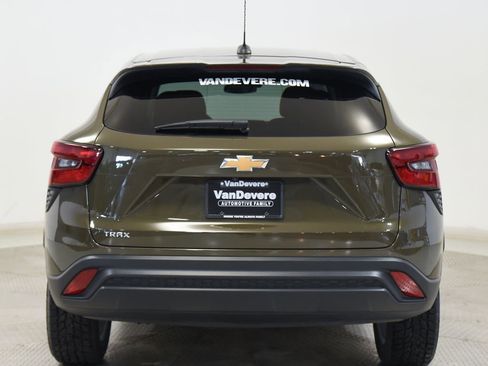 Used 2024 Chevrolet Trax LS w/ LS Convenience Package FWD image 12