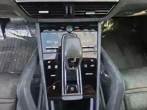 Used 2022 Porsche Cayenne Platinum Edition image 16