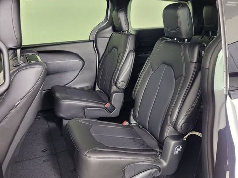 New 2026 Chrysler Pacifica Select image 33