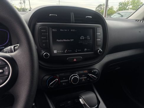 Used 2025 Kia Soul LX w/ LX Technology Package FWD image 20