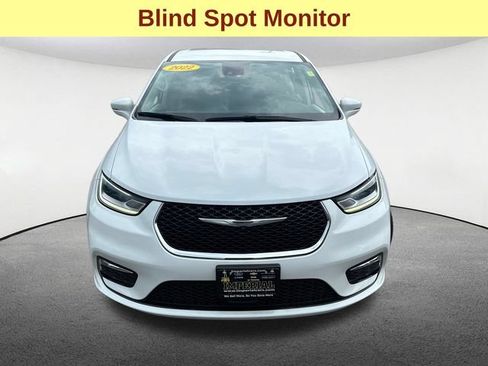 Used 2022 Chrysler Pacifica Touring-L FWD image 4