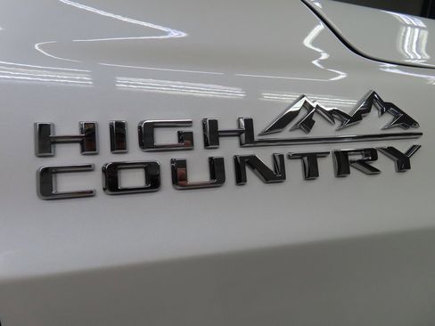 Used 2024 Chevrolet Suburban High Country image 54