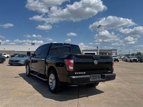Used 2020 Nissan Titan SL w/ Moonroof Package RWD image 17