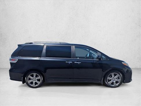 Used 2018 Toyota Sienna SE w/ Carpet Mat Package FWD image 4
