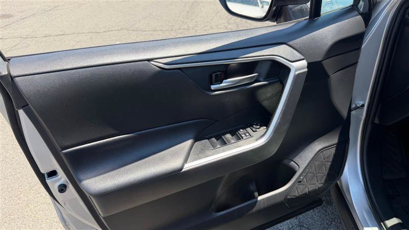 Used 2020 Toyota RAV4 XLE w/ Convenience Package FWD image 6