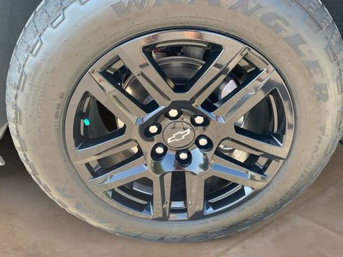 Used 2025 Chevrolet Silverado 1500 RST w/ Z71 Off-Road Package AWD/4WD image 14