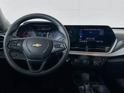 Used 2025 Chevrolet Trax LS FWD image 17