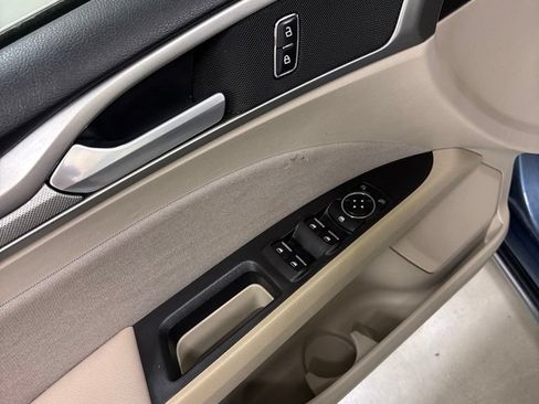 Used 2019 Ford Fusion SE FWD image 17