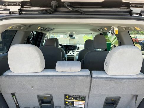 Used 2020 Toyota Sienna L w/ Carpet Mat Package image 24