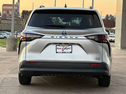 Certified 2023 Toyota Sienna XLE image 6