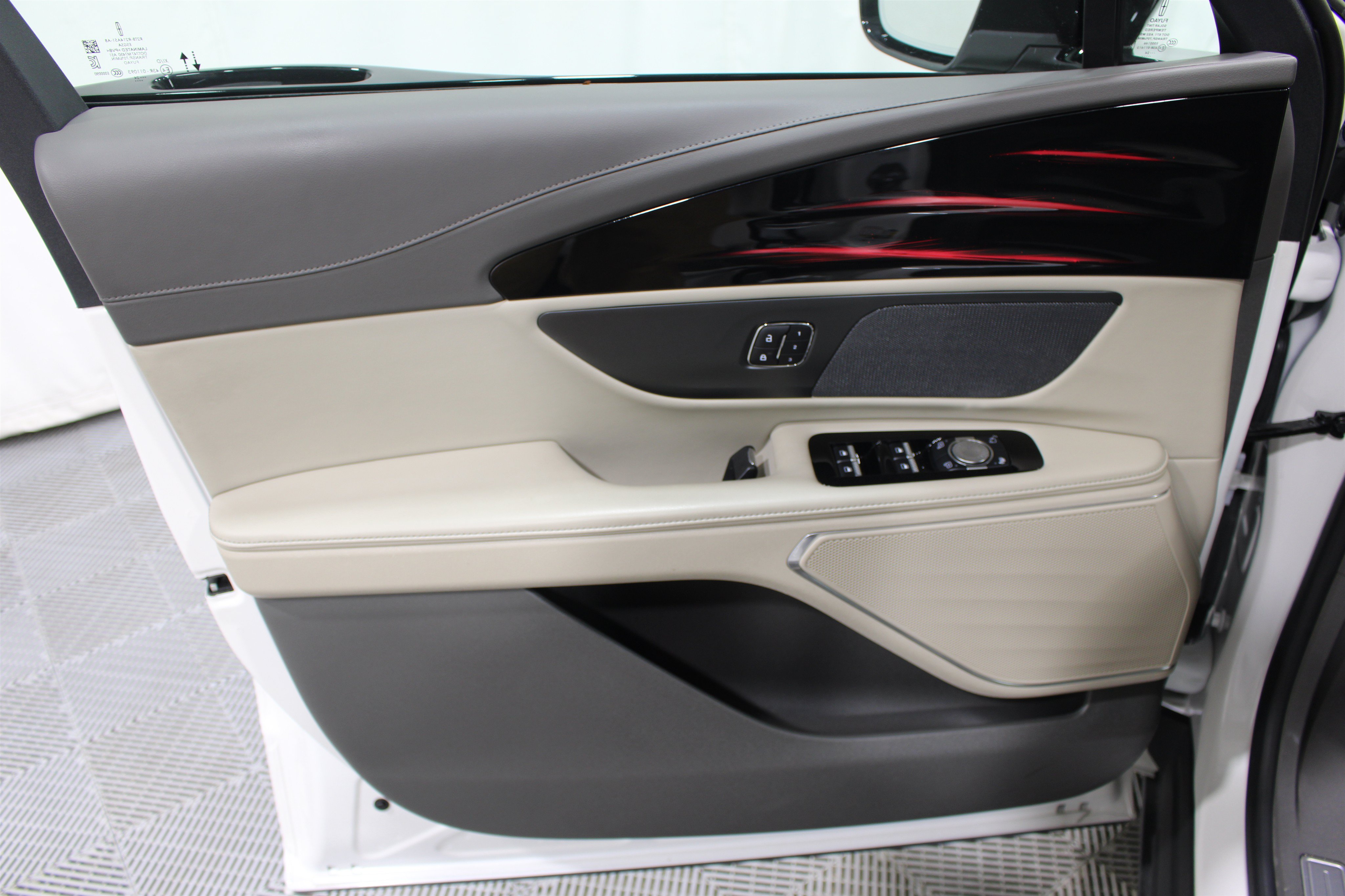 Used 2024 Lincoln Nautilus Reserve AWD/4WD image 6