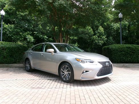Used 2016 Lexus ES 350 w/ Luxury Package w/Wood Trim FWD image 3