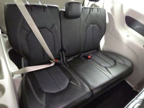 Used 2024 Chrysler Pacifica Touring-L image 29